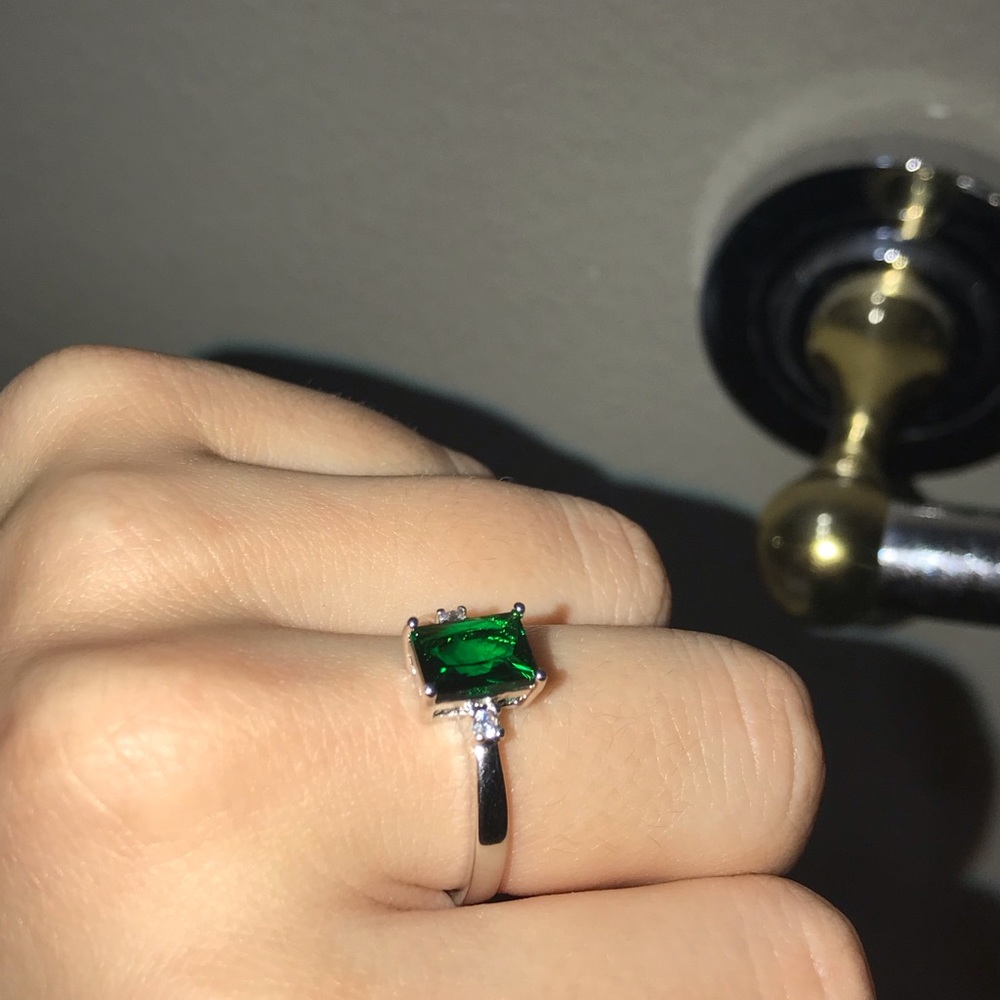 Beautiful green size 8 ring